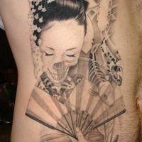 Kobieta z wachlarzem tatuaż