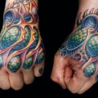 Kolorowa biomechanika tatuaż