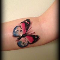 Kolorowy motyl tatuaż