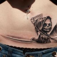 Kostucha w płaszczu na koniu tatuaż