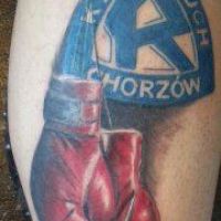 Logo i rękawice bokserskie tatuaż