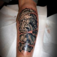 Metalowe części na łydce