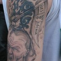 Mężczyzna niosący flagę tatuaż
