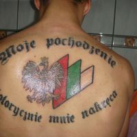 Napis i symbole kibica tatuaż