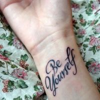 Napis tatuaż na nadgarstku