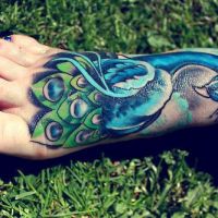 Niebieski paw tatuaż na stopie