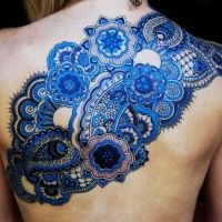 Niebieski tatuaż wzorki