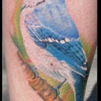 Niebiesko biały ptaszek tatuaż