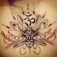 Lotos kwiat tatuaż