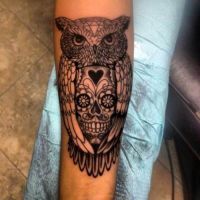 Sowa i czaszka tatuaż