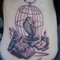Ptaszek w klatce i książki tatuaż