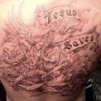 Religijny tatuaż na plecach