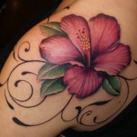 Różowy hibiskus tatuaż