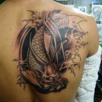 Ryba z głową smoka tatuaż