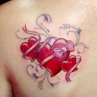 Trzy czerwone serca tatuaż
