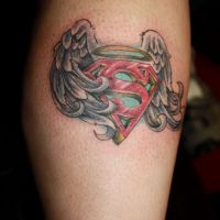 Symbol Supermana i skrzydła tatuaż