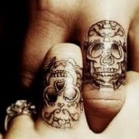 Tatuaże z czaszkami na palcach