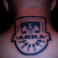Tatuaż herb Arka na szyi