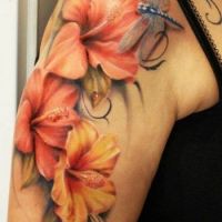 Tatuaż hibiskus i ważka
