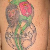 Tatuaż lew piłka i flaga