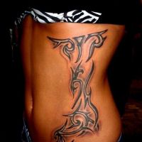 Tatuaż na brzuchu czarny tribal