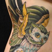 Tatuaż na brzuchu z sową