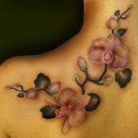 Tatuaż orchidea na ramieniu