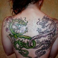 Tatuaż przeplatające się smoki