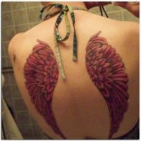 Tatuaż różowe skrzydła