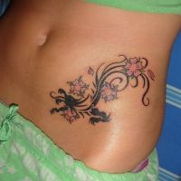 Tatuaż smok i kwiaty