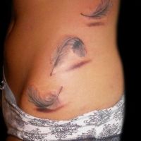 Tatuaż trzy piórka ptasie