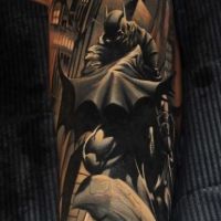 Tatuaż z batmanem na ręce