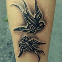 Tatuaż z dwiema jaskółkami