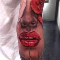 Tatuaż z fragmentem  twarzy kobiety