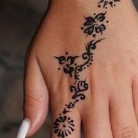 Tatuaż z henny czarny wzorek