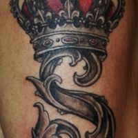 Tatuaż z koroną i literą