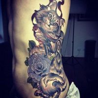 Tatuaż z kotem i kwiatami