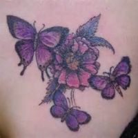 Tatuaż z motylami i kwiatem