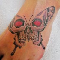 Tatuaż z motylem czaszką