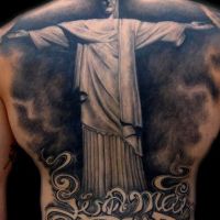 Tatuaż z posągiem Jezusa