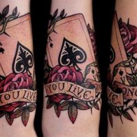 Tatuaż z różami i asem pikiem