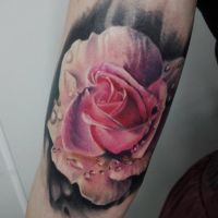 Tatuaż z różową różą