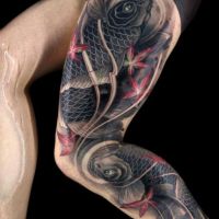Tatuaż z rybami na nodze