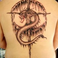 Tatuaż z wężem i krzyżem