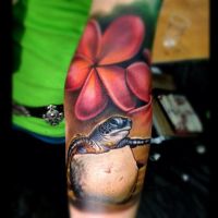 Tatuaż na łokciu z żółwiem i kwiatami