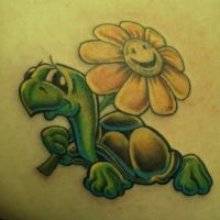 Tatuaż z żółwikiem i kwiatkiem