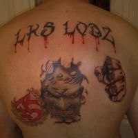 Twarz i napis ŁKS Łódź tatuaż