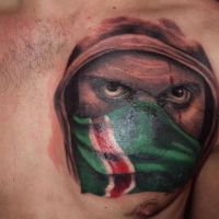 Twarz kibica w szaliku tatuaż