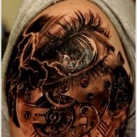 Duże oko i metalowe elementy tatuaż
