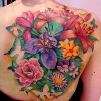 Bukiet kwiatów tatuaż plecy